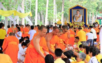 \'วัดพระธรรมกาย\'จัดพิธีเจริญพระพุทธมนต์ เนื่องในวันเฉลิมพระชนมพรรษา