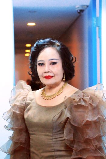 ‘รวงทอง ทองลั่นทม’จับไมค์ร้องเพลงคู่‘ชรินทร์ นันทนาคร’
