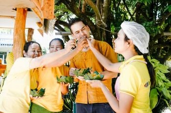 สืบสานประเพณีท้องถิ่น\'ตำข้าวโบราณ\' สัมผัสถิ่นอีสานใต้ ณ ศรีสะเกษ