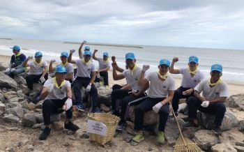 ‘ลูกท็อป’นำทีมเก็บขยะชายหาดกระตุ้นจิตสำนึกลดปัญหาขยะทะเลชูหาดเจ้าสำราญ