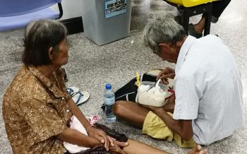 สงสารจับใจ! ตายายสุดรันทดนั่งพื้นรอหมอ พกแค่ข้าวเปล่ามากินประทังชีวิต