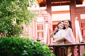 ‘เพลง’ ชวน ‘แม่อ้อย-กาญจนา’ แต่งชุดไทยเที่ยวต้อนรับ’วันแม่’