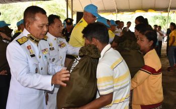 ร.10โปรดเกล้าฯเชิญสิ่งของพระราชทาน มอบแก่ปชช.ที่ได้รับผลกระทบอัคคีภัยป่าพรุควนเคร็ง