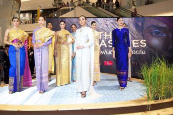 \'น้ำตาล พิจักขณา\'นำทัพนางแบบตัวแม่เดินแฟชั่นโชว์ชุดผ้าไหมไทย งาน\'ทรัพย์แผ่นดิน ศิลป์สยาม : Thai Treasures\'