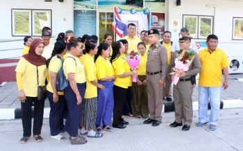แห่ให้กำลังใจ\'ผกก.กะรน-รองผกก.\' หลังปมคลิปฉาวปะทะคารม\'ส.ส.สิระ\'