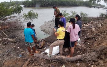 สุดเศร้า! พบซากโลมาอิรวดีลอยอืดในคลอง จนท.เตรียมผ่าพิสูจน์หาสาเหตุ