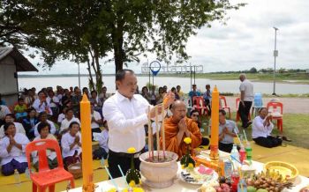 กาฬสินธุ์พึ่งสิ่งศักดิ์สิทธิ์! นิมนต์พระ\'สวดมนต์ขอฝน\'หน้าเขื่อนลำปาว
