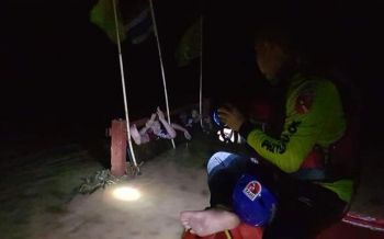 นาทีชีวิต!คลิประทึกจนท.กู้ภัยช่วยครอบครัว\'หนูน้อย\'หลังรถถูกน้ำพัดตกข้างทาง