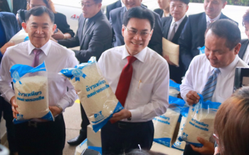 เริ่มแล้ว!\'ข้าวเหนียวธงฟ้า\' พณ.ส่งตรงถึงร้านค้าทั่วประเทศ หวังช่วยปชช.ช่วงภาวะขาดแคลน