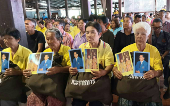\'ในหลวง\'โปรดเกล้าฯให้องคมนตรีเชิญถุงพระราชทาน มอบราษฎรประสบอุทกภัยสุโขทัย