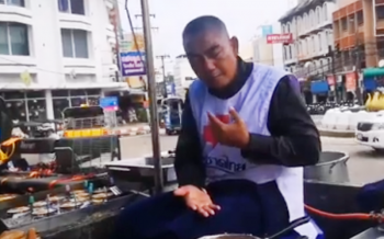 ตระเวนช่วยด้วยใจจริง! \'เฮียเค\'มาแล้ว ปรุงอาหารแจกจ่ายพี่น้องประสบภัยน้ำท่วม (คลิป)