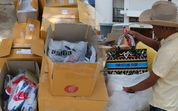 รวบพ่อค้าออนไลน์! ขายของละเมิดลิขสิทธิ์ ส่งไปรษณีย์ตลาดโรงเกลือ