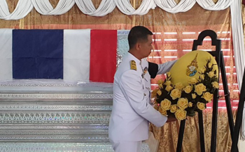 \'ในหลวง\'พระราชทานพวงมาลาหลวง วางหน้าหีบศพสมาชิก\'พัลลภ สีทองแก้ว\'เสียชีวิต