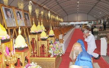 ประชาชนทุกหมู่เหล่าร่วมพิธีมหามงคลบำเพ็ญ พระราชกุศ ณ พระลานพระราชวังดุสิต
