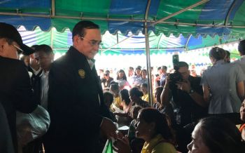 \'บิ๊กตู่\'ลุยน้ำท่วมอุบลฯ! ถามหาส.ส.เพื่อไทยหายไปไหนหมด บอกปชช.อย่าเลือกอีก
