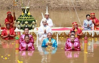 สุดยิ่งใหญ่! เที่ยวงานประเพณีอุ้มพระดำน้ำหนึ่งเดียวในโลกที่เพชรบูรณ์