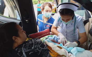 สาวปวดท้องอั้นไม่ไหว! คลอดลูกบนกระบะป้ายแดง ชาวบ้านดูทะเบียนเสี่ยงโชค