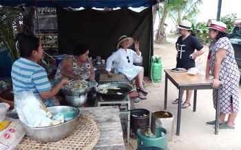 ชาวบ้านเกาะสมุยทำขนม เตรียมรับงานเดือนสิบประเพณีทำบุญส่งตายาย