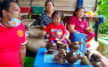 สู้ชีวิต! หนุ่มทำงานฝีมือกะลามะพร้าว หาเงินเลี้ยงหลานสาว4ขวบป่วยธาลัสซีเมีย