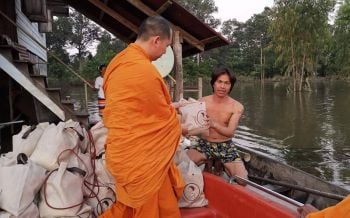 คณะสงฆ์-จว.ปทุมธานีลงพื้นที่ส่งธารน้ำใจ ช่วยเหลือผู้ประสบภัยน้ำท่วมอุบลฯ