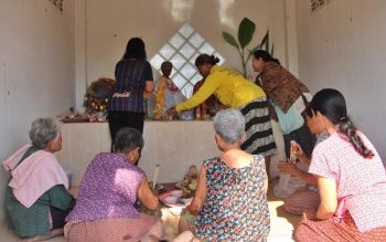 เริ่มแล้วประเพณีแซนโฎนตา! ทำบุญอุทิศส่วนกุศลให้บรรพบุรุษของชาวไทยเชื้อสายเขมร