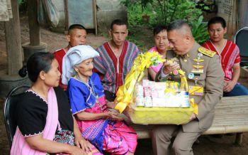 \'ในหลวง\'พระราชทานกระเช้าสิ่งของแก่ผู้สูงอายุ-เครื่องเขียนแก่นักเรียนพื้นที่เชียงใหม่