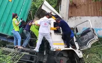 พ่วง18ล้อเสียหลักชนเสาไฟฟ้า  คนขับถูกอัดติดก๊อปปี้เจ็บสาหัส