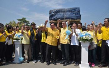 รมช.เกษตรฯนำทัพปล่อยคาราวานรถบรรทุกหญ้า-อาหารสัตว์ช่วยน้ำท่วมอีสาน