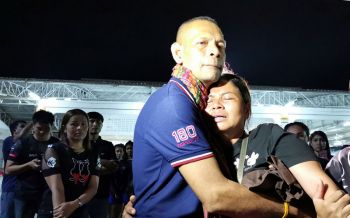 เศร้า!ญาติร่ำไห้ระงมรอรับศพ13นศ. ดับหมู่เซ่นกระบะอัดเสาไฟ