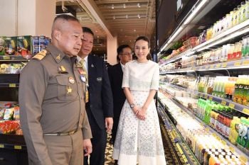 โกลเด้น เพลซ สาขาท่าช้าง  โดดเด่นด้วยสถาปัตยกรรมร่วมสมัย ริมแม่น้ำเจ้าพระยา