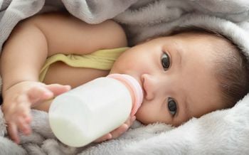 คุณแม่มือใหม่ฟังทางนี้! ให้นมลูกอย่างถูกวิธี ป้องกันลูกสำลักนม