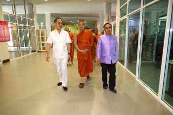 \'โก้-ซาร่า-ผิง\'ร่วมขลิบผมนาคโครงการปลูกต้นกล้า นำเยาวชนบรรพชา ประเทศอินเดีย