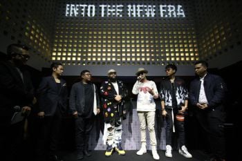 \'กอล์ฟ ฟักกลิ้ง ฮีโร่\'ปลื้มศิลปินคนบันเทิงให้กำลังใจเปิดตัวอัลบั้ม \'INTO THE NEW ERA First Album Launch Party\'