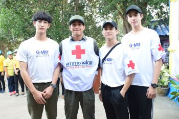 ธารน้ำใจหลั่งไหลไม่หยุด\'ศิลปินแกรมมี่\'ลงพื้นที่ช่วยน้ำท่วมต่อเนื่อง