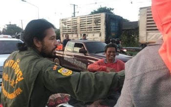รถติดไฟแดง70วินาที \'พี่ท็อป\'ลงไปทำสิ่งนี้ จนชาวโซเซียลบอกว่า\'ไม่มีคำบรรยาย\'