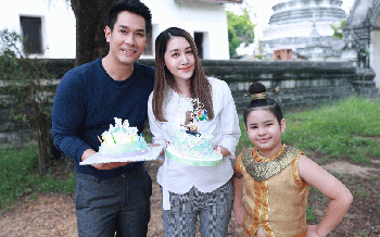 ‘ อ๋อม-น้องรสบัส’แท็คทีมเซอร์ไพรส์วันเกิด’พิม-พิมประภา’