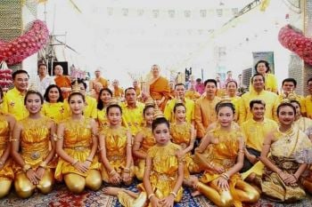 \'ครูโอปอ\'นำเยาวชนจากศูนย์ส่งเสริมศิลปวัฒนธรรม นานาชาติร่วมแสดงพิธีเปิดงานรับบัววัดบางพลีใหญ่