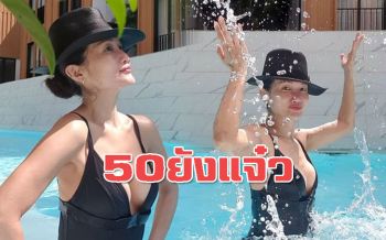 \'ดี้ ชนานา\'สลัดผ้าลั้นลาในชุดว่ายน้ำ อวดหุ่นสุดเป๊ะในวัย55กะรัต