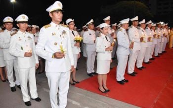 ‘กาฬสินธุ์’ จุดเทียนน้อมรำลึกในพระมหากรุณาธิคุณ ‘ในหลวง ร.9’