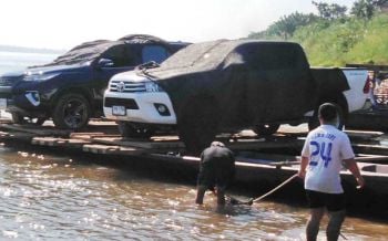 กองทัพเรือยึดรถ2คันกลางแม่น้ำโขง เตรียมเค้นสอบผู้ครอบครอง