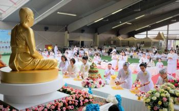 พุทธศาสนิกชนทอดกฐินสามัคคี‘วัดพระธรรมกายบาวาเรีย’ สักการะรูปเหมือนพระมงคลเทพมุนี