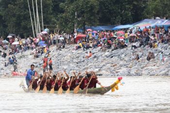 \'เทศบาลปากน้ำฉวาง\'สืบสานประเพณีจัดงานแข่งเรือยาว
