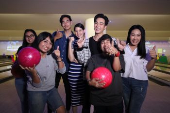 \'โอบ  นิธิ –อาร์ม วรท –ปราง-ฉัตรา\'แท็คทีมโยนโบว์ลิ่งกับแฟนซีรีส์\'มหัศจรรย์รักข้ามกระดาษ\'
