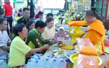 \'ไทด์\'นำทีมอาสาฯร่วมทอดกฐินวัดอบทม \'บิณฑ์\'ยังติดภารกิจช่วยน้ำท่วมอีสาน