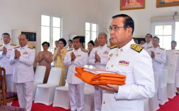 นายกฯถวายผ้ากฐินพระราชทานสำนักนายกรัฐมนตรี