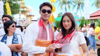 ‘แม๊กกี้-โอ๊ต’ร่วมบุญงานกฐิน วัดโนนศิลาอาส์นวราราม จ.อุดรธานี