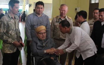 \'จุฬาราชมนตรี\'ลงพื้นที่วัดลำพะยา พบญาติผู้เสียชีวิตพร้อมมอบเงินช่วยเหลือ