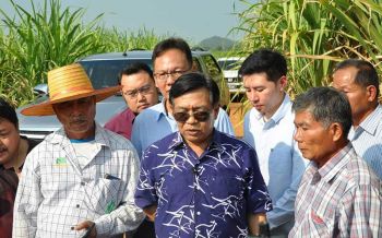 \'อลงกรณ์\'ลุยพิสูจน์ไร่อ้อยชาวสุพรรณ หลังใช้จุลินทรีย์ชีวภัณฑ์กำจัดวัชพืชได้ผลจริง