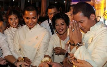 ‘จา-พนม ยีรัมย์’นำทีมนักแสดงร่วมเททองและทอดกฐินได้ยอดเงินรวม5ล้าน3แสน