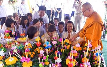 นักศึกษาอาชีวศึกษาสระบุรีทำกระทงถวายวัดวันลอยกระทง